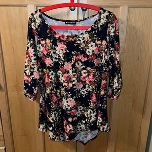 Beautiful floral pattern asymmetrical top size 1X